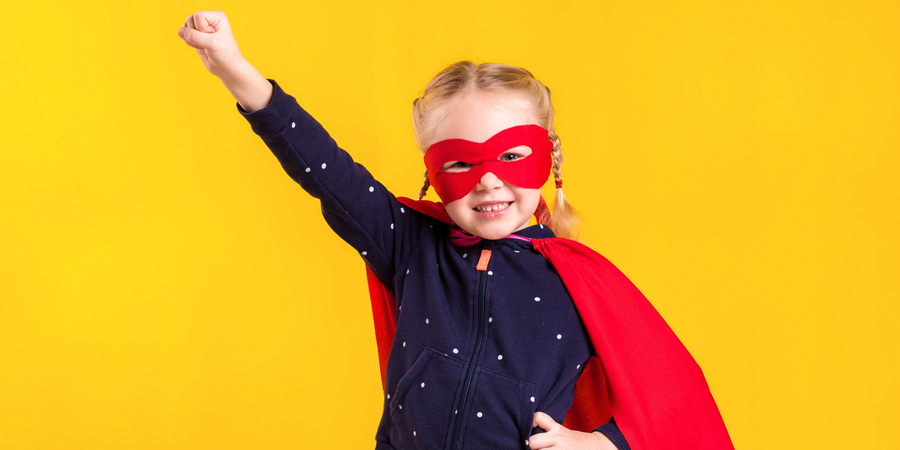 blond meisje met vlechtjes in superheldenkostuum